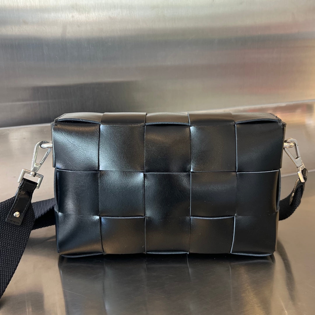 CASSETTE 23 BLACK CALFSKIN WITH VERSATILE STRAP