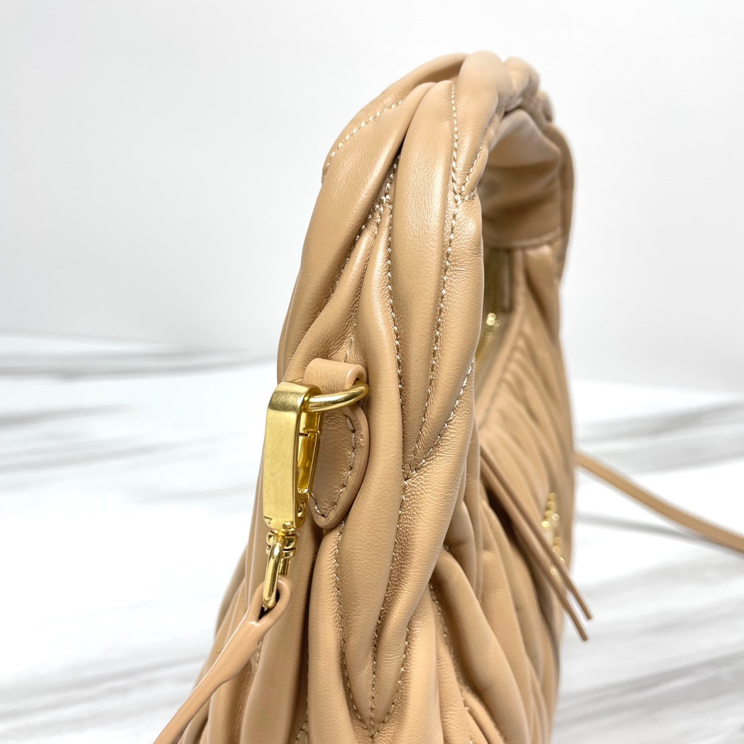 miuwander hobo 23 beige matelasse leather