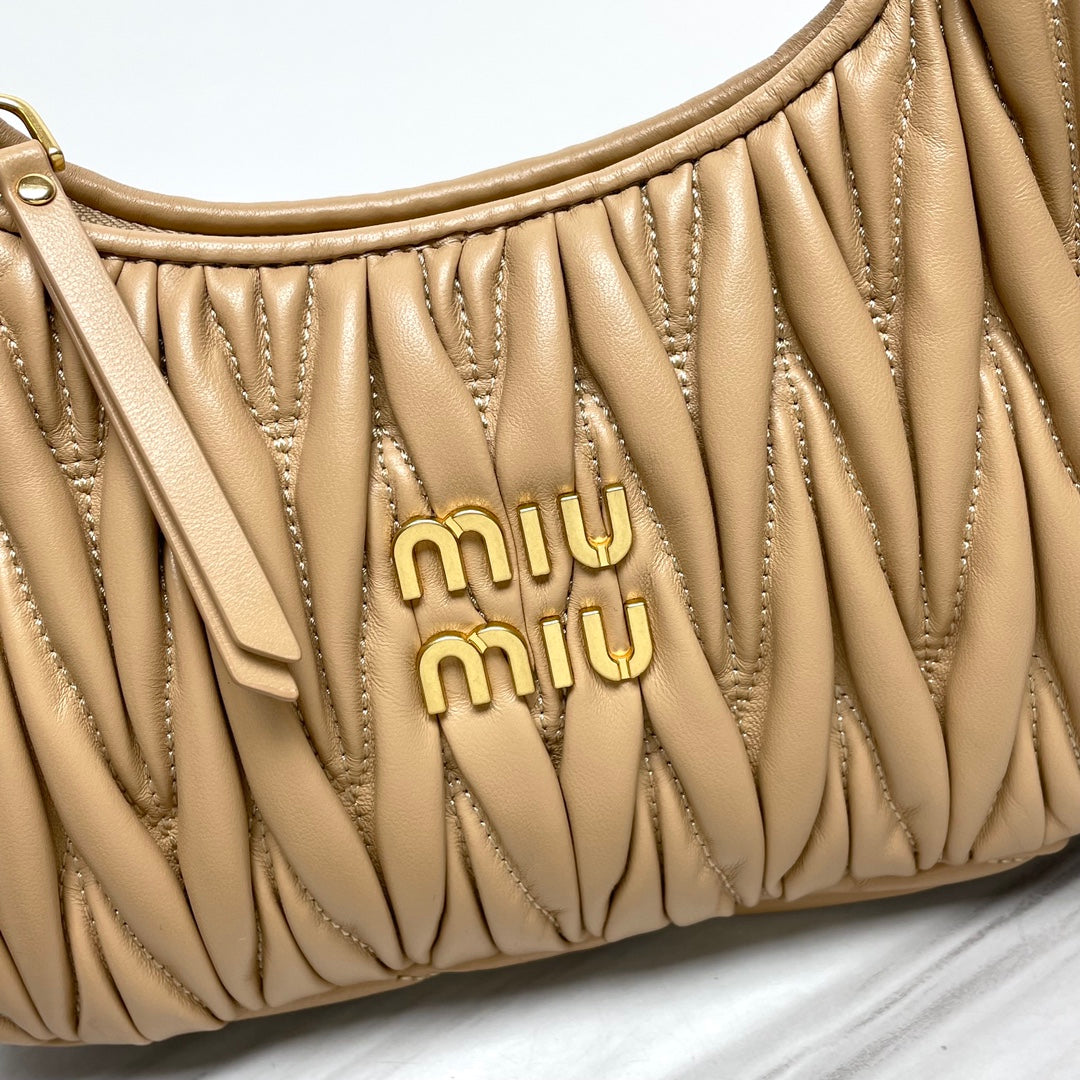 miuwander hobo 23 beige matelasse leather