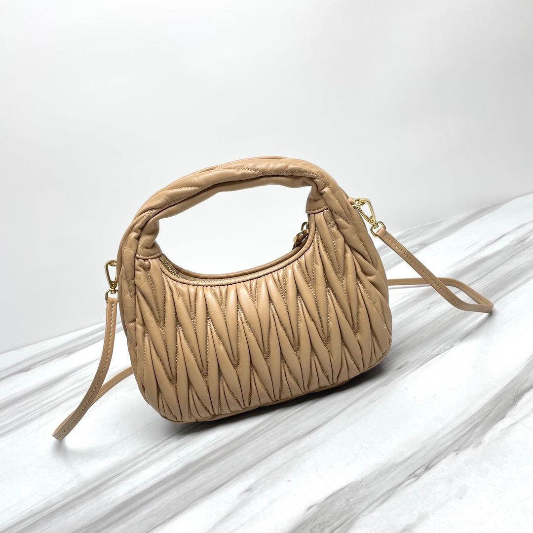 miuwander hobo 23 beige matelasse leather