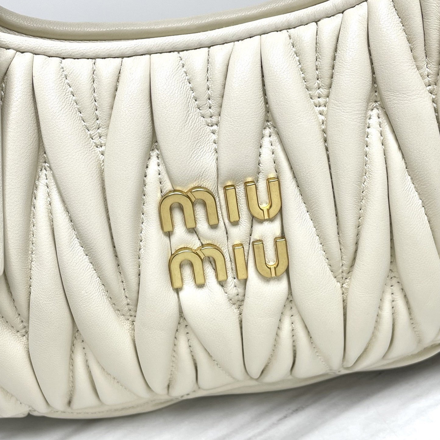 miuwander hobo 23 white matelasse leather