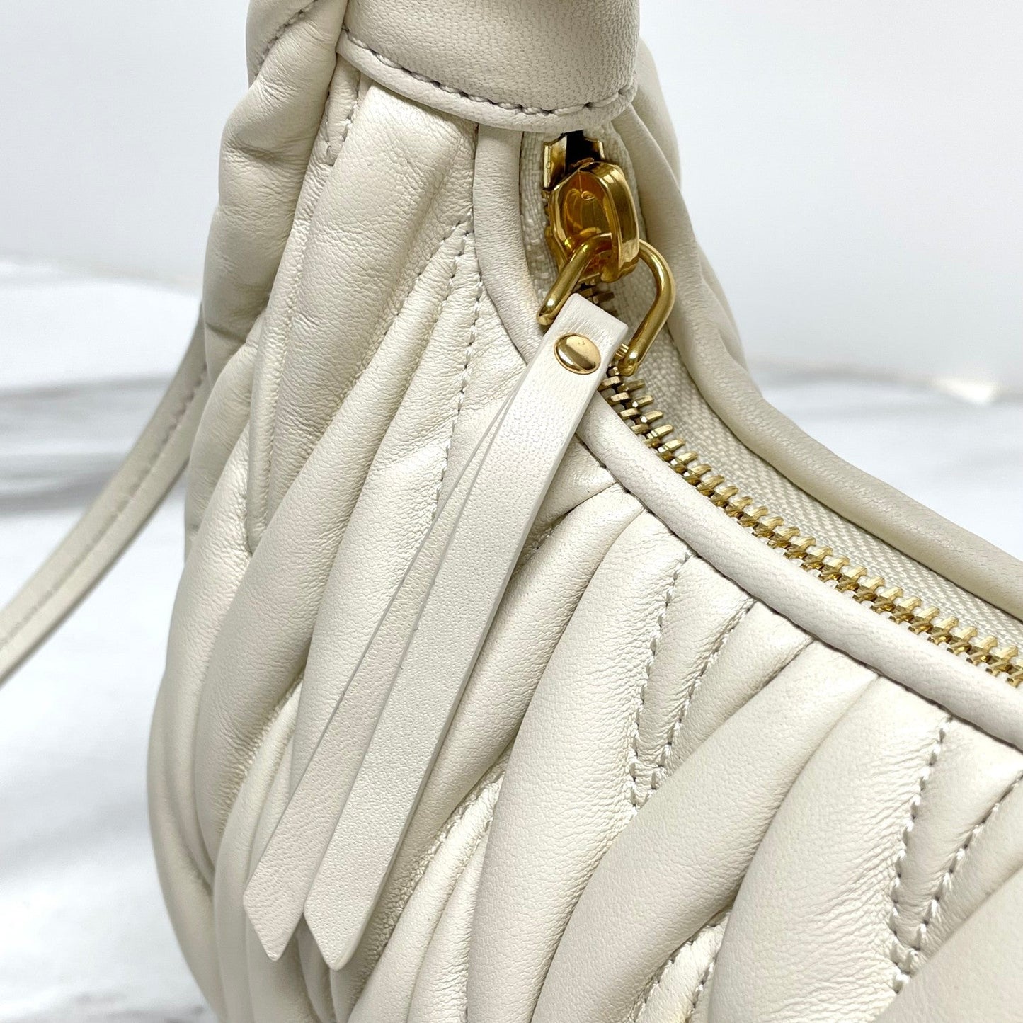 miuwander hobo 23 white matelasse leather