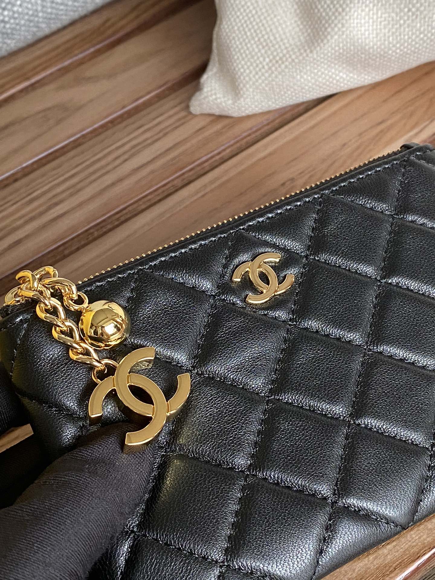 cc zipped wallet 14cm black lambskin gold hardware