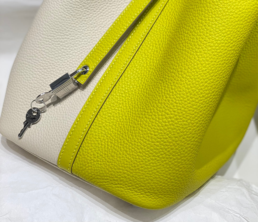 HM PICOTIN LOCK 22 WHITE AND CHARTREUSE TOGO LEATHER