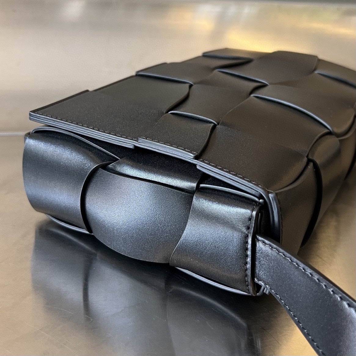 CASSETTE 23 IN BLACK CALFSKIN WITH WAVY PATTERN