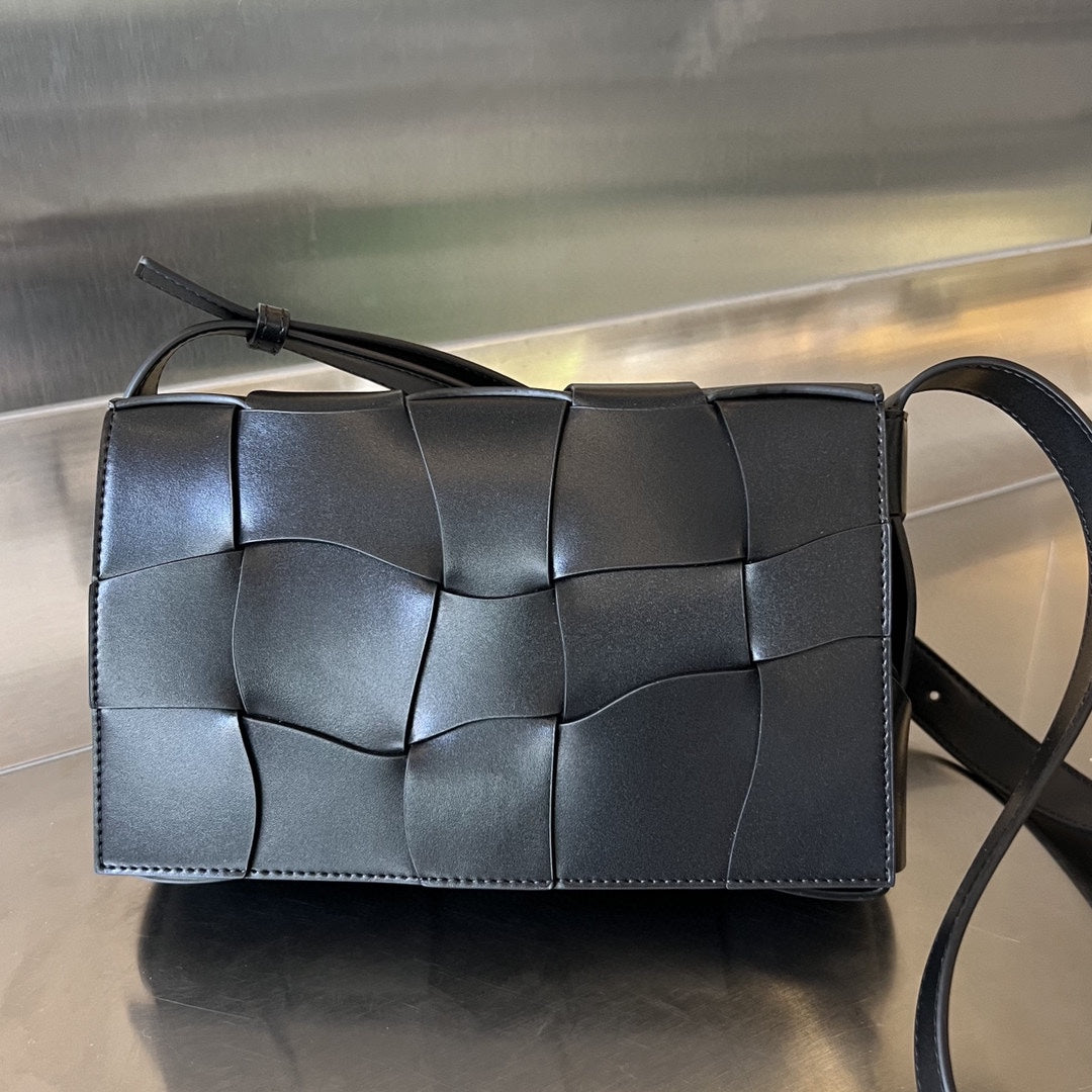 CASSETTE 23 IN BLACK CALFSKIN WITH WAVY PATTERN