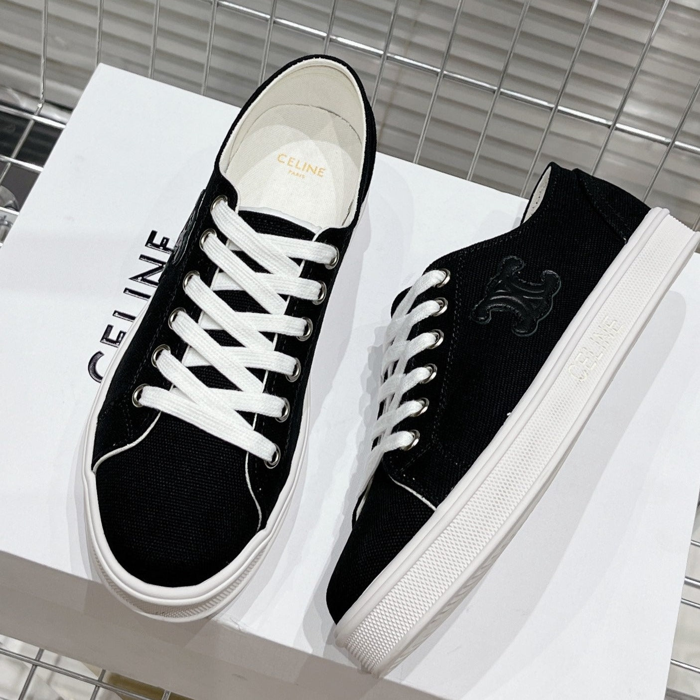 JANE SNEAKERS LOW LACE-UP WITH TRIOMPHE PATCH IN CANVAS AND CALFSKIN BLACK LOGO