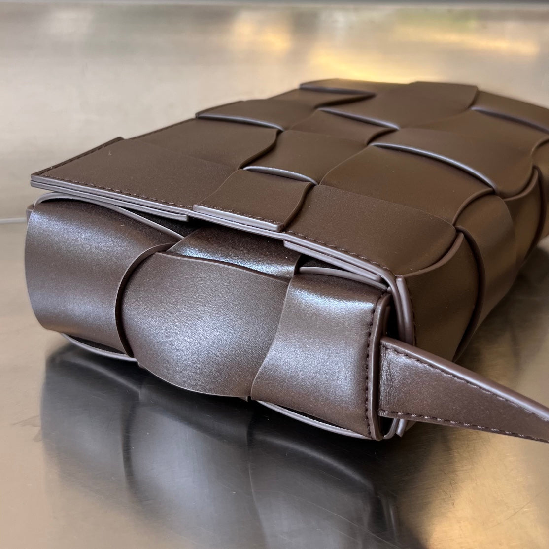 CASSETTE 23 IN CHOCOLATE CALFSKIN WITH WAVY PATTERN