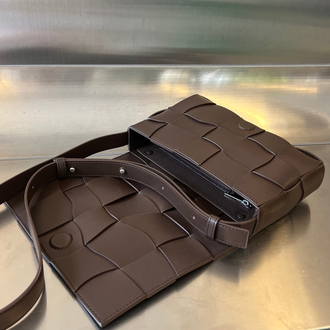 CASSETTE 23 IN CHOCOLATE CALFSKIN WITH WAVY PATTERN