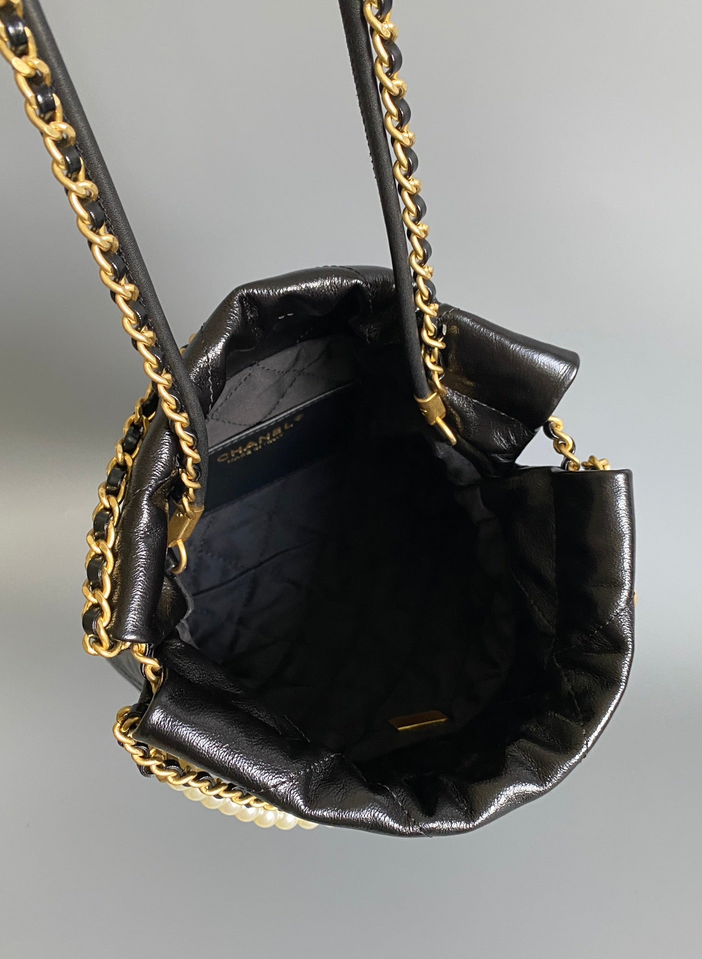 CC HOBO MINI 20CM BLACK LAMBSKIN PEARL CHAIN GHW