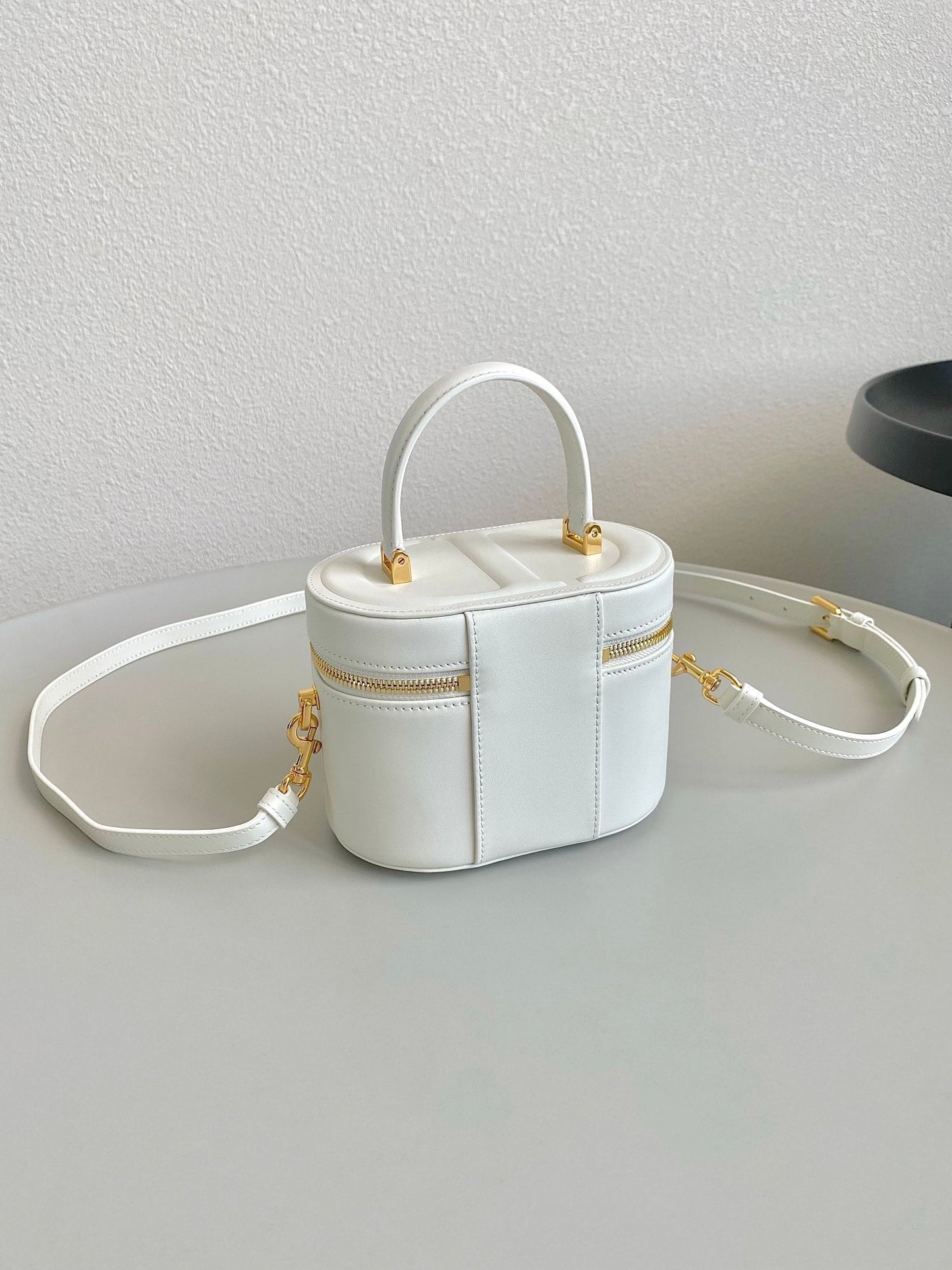 SIGNATURE VANITY 16 IN WHITE LAMBSKIN