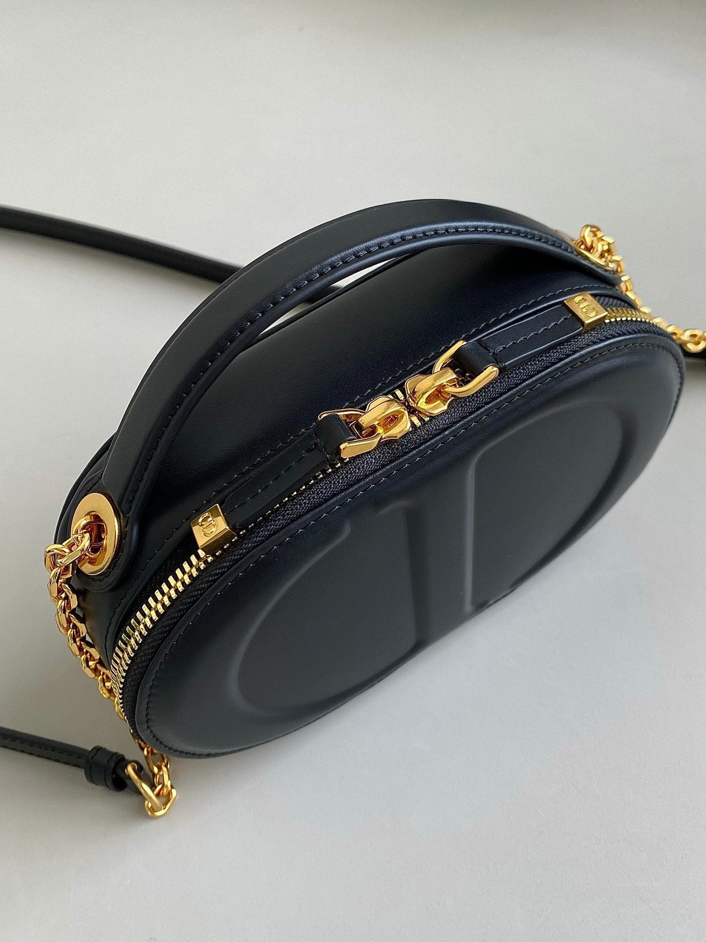 SIGNATURE 18 OVAL BAG IN BLACK CALFSKIN