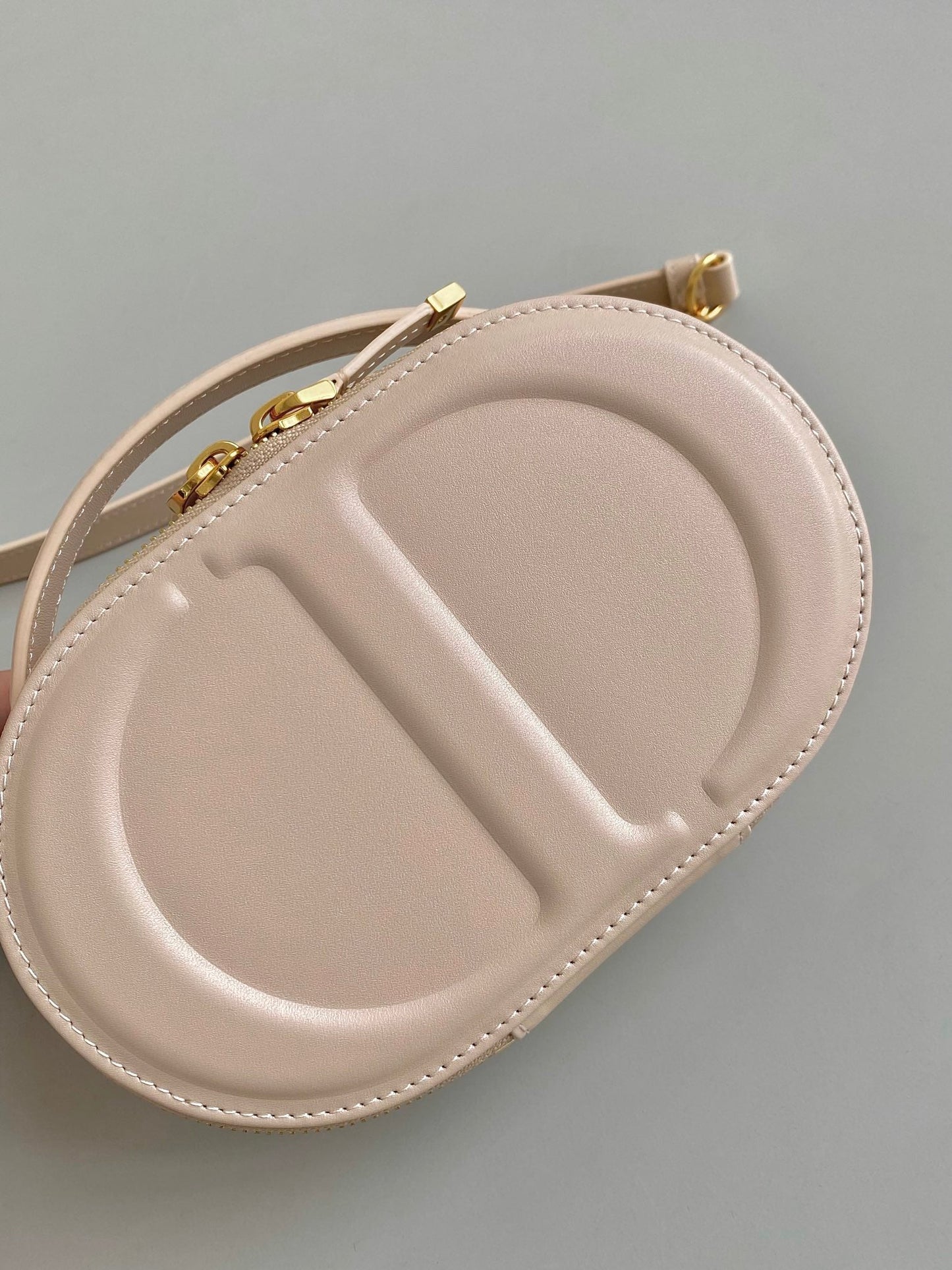 SIGNATURE 18 OVAL BAG IN BEIGE CALFSKIN