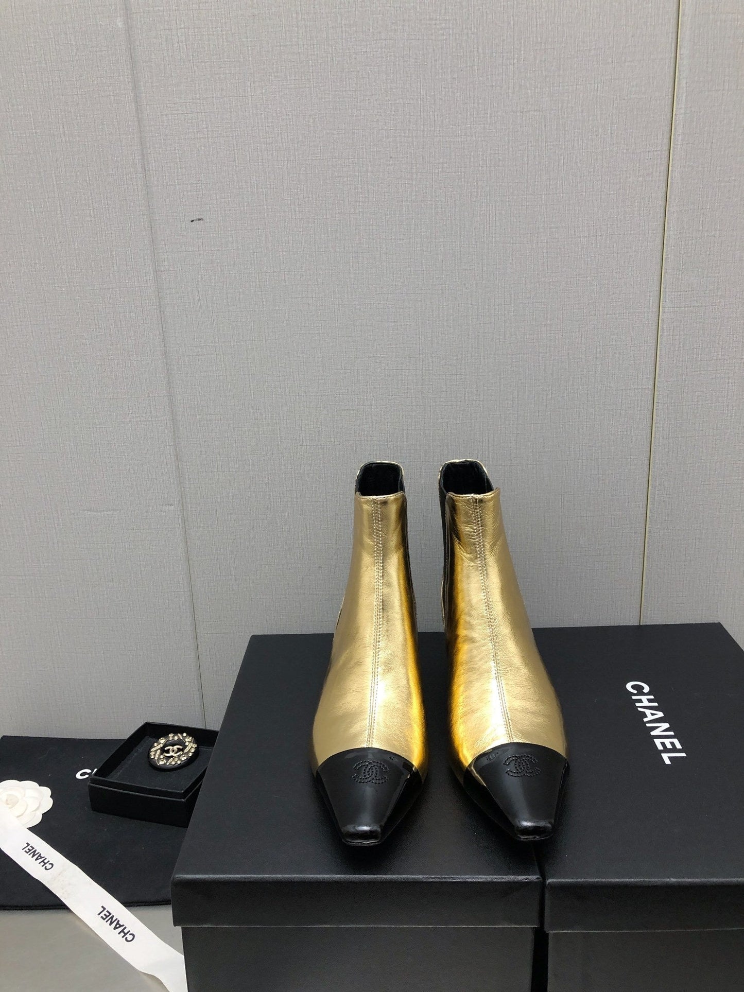 SHORT BOOTS IN GOLDEN MIX BLACK SHEEPSKIN