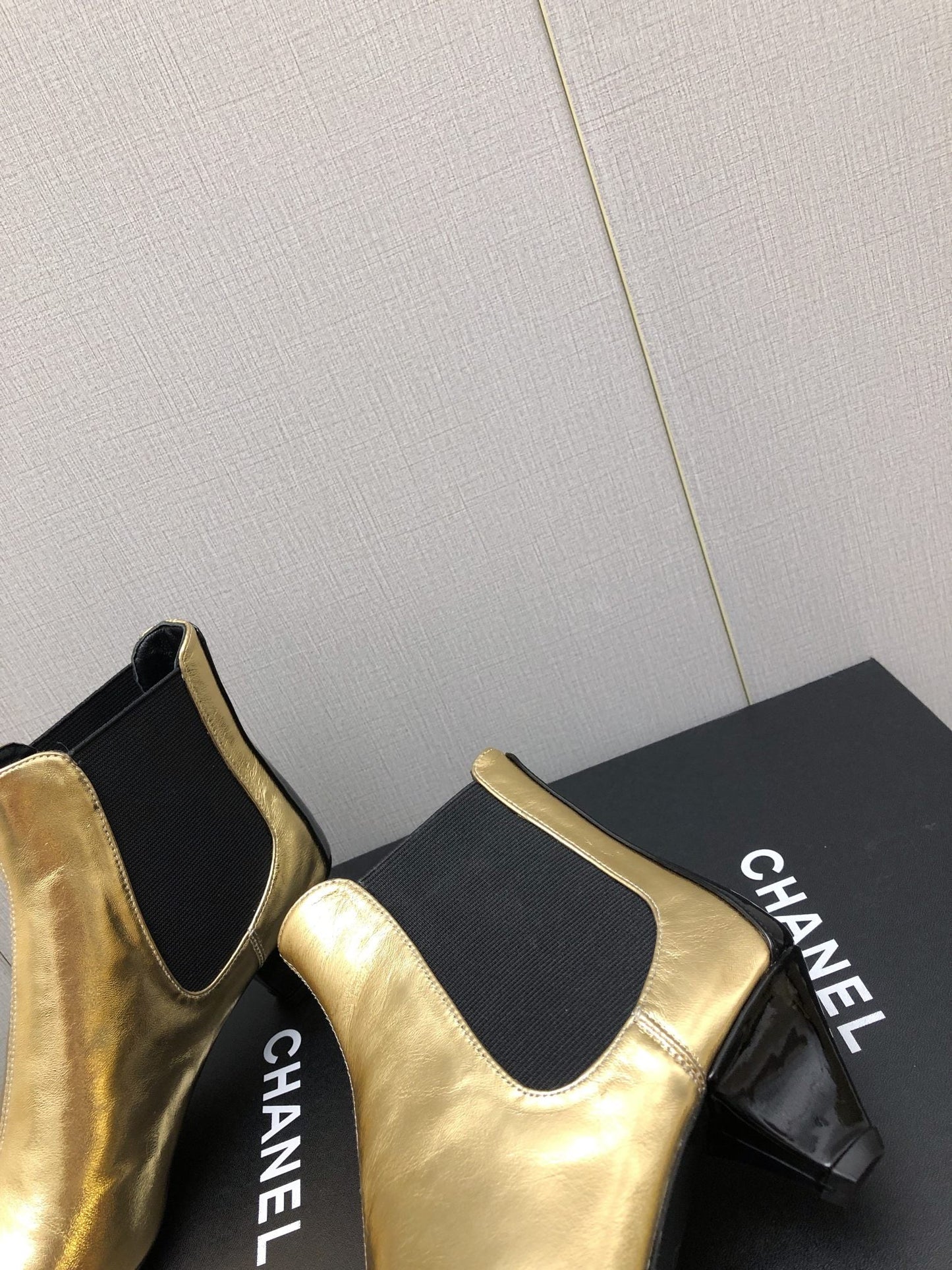 SHORT BOOTS IN GOLDEN MIX BLACK SHEEPSKIN