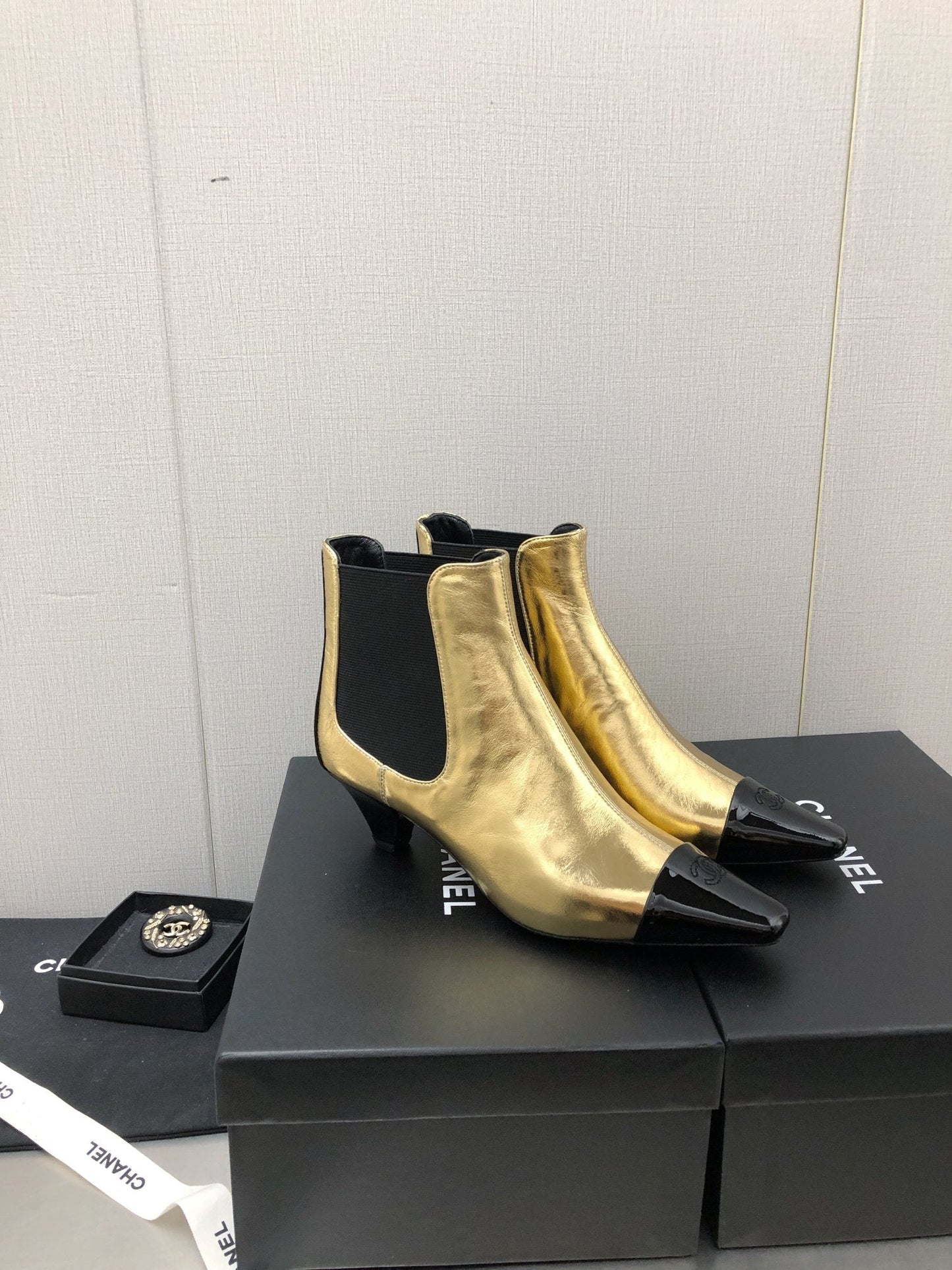 SHORT BOOTS IN GOLDEN MIX BLACK SHEEPSKIN