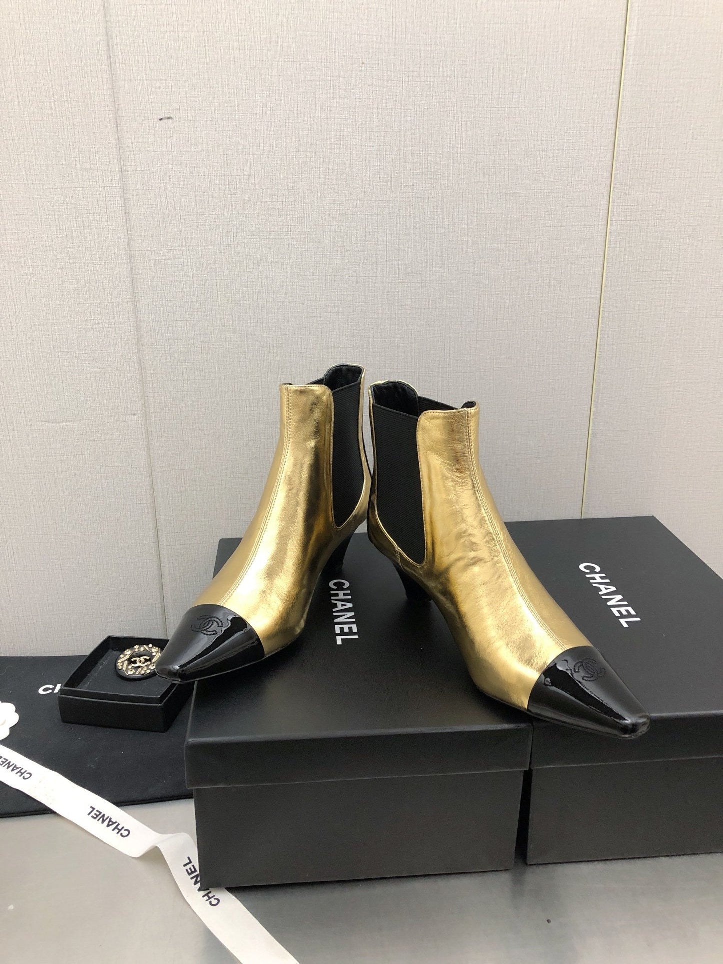 SHORT BOOTS IN GOLDEN MIX BLACK SHEEPSKIN