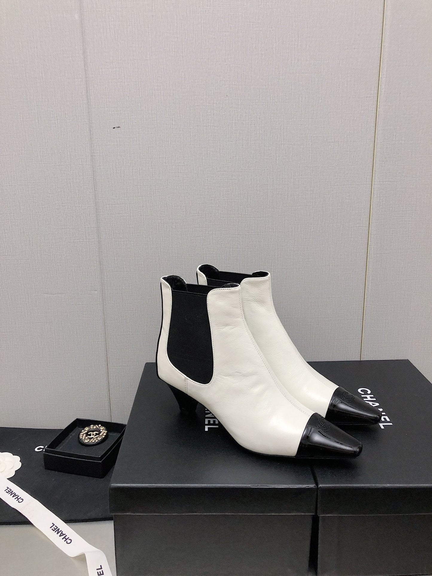 SHORT BOOTS IN WHITE MIX BLACK SHEEPSKIN