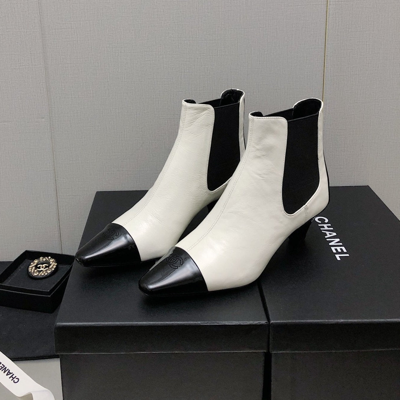 SHORT BOOTS IN WHITE MIX BLACK SHEEPSKIN