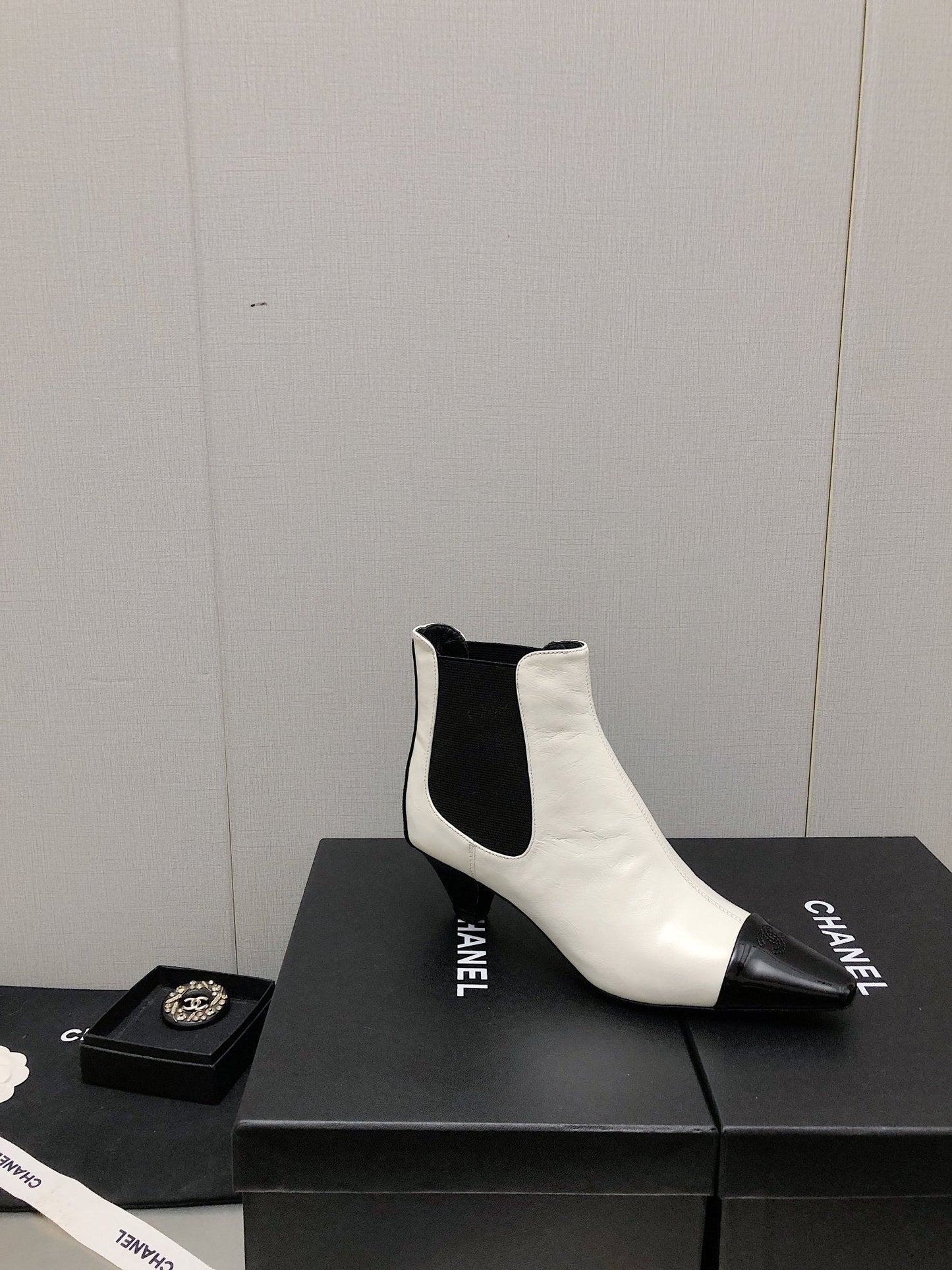 SHORT BOOTS IN WHITE MIX BLACK SHEEPSKIN