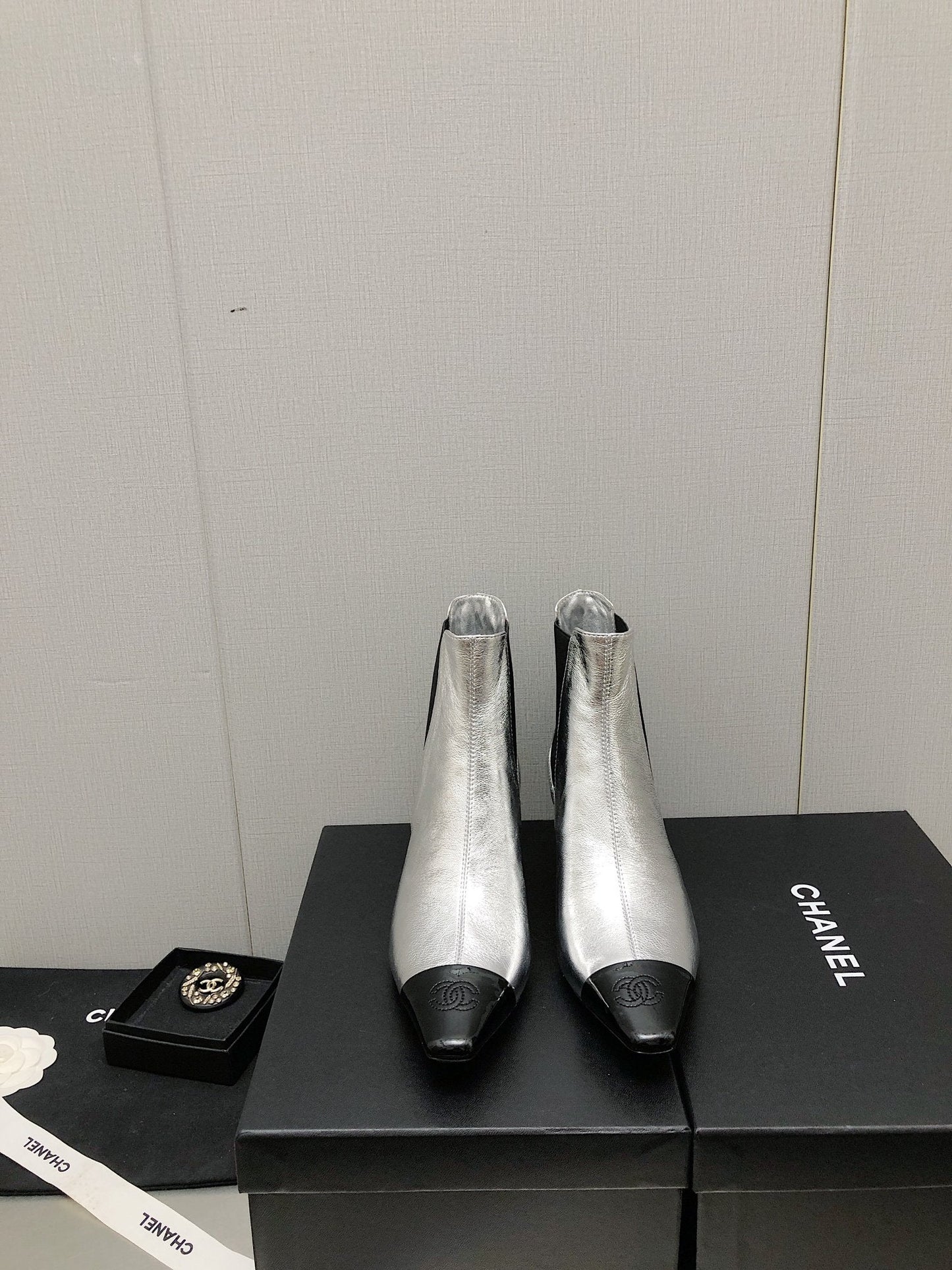 SHORT BOOTS IN SILVER MIX BLACK SHEEPSKIN