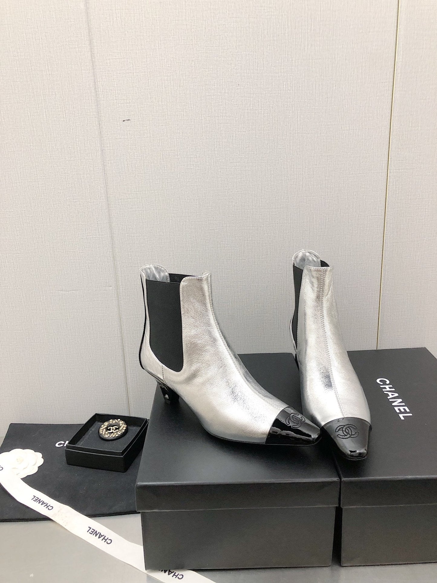 SHORT BOOTS IN SILVER MIX BLACK SHEEPSKIN