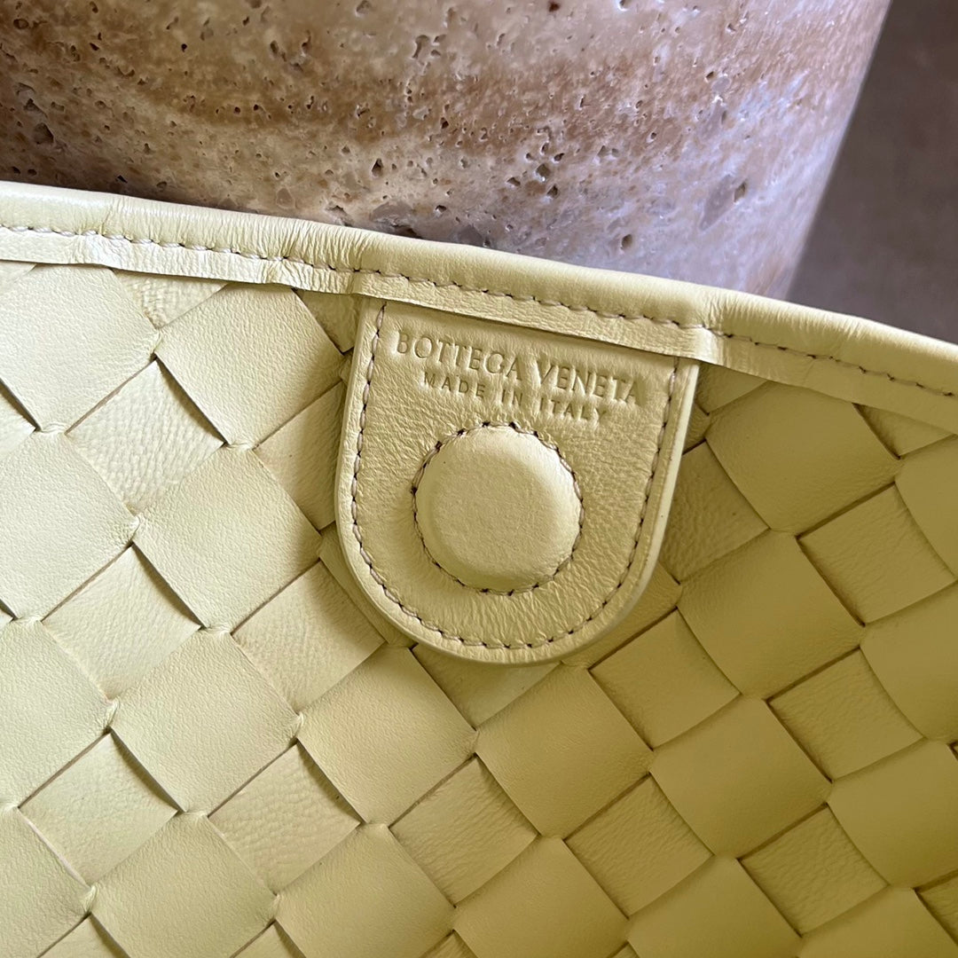 SARDINE 33 WITH CHAIN IN YELLOW CREAM LAMBSKIN