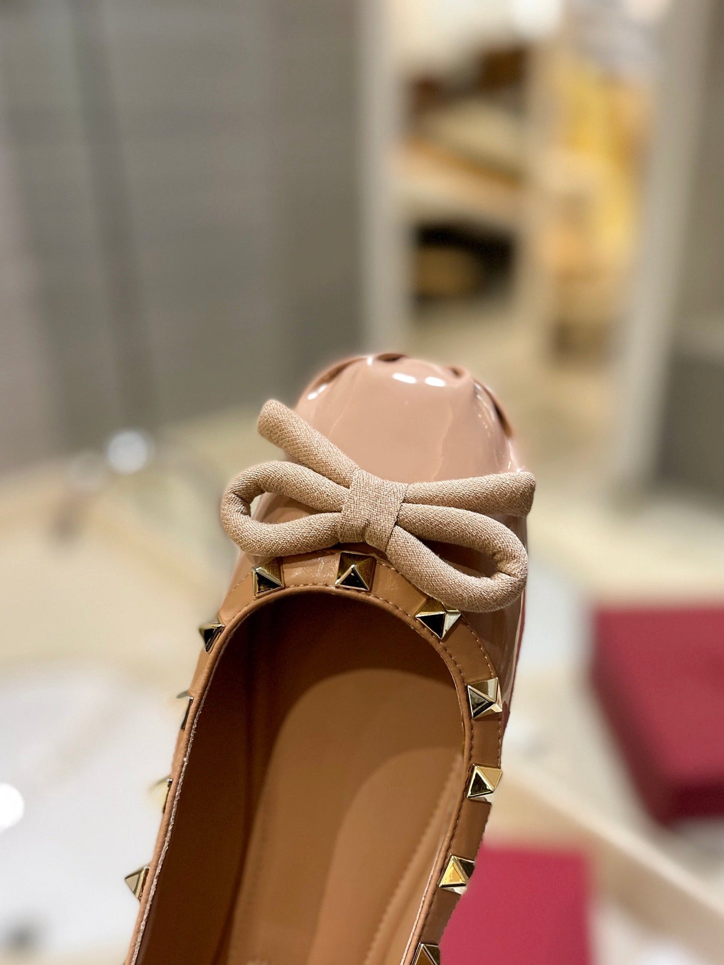 ROCKSTUD PATENT BEIGE LEATHER BALLERINA