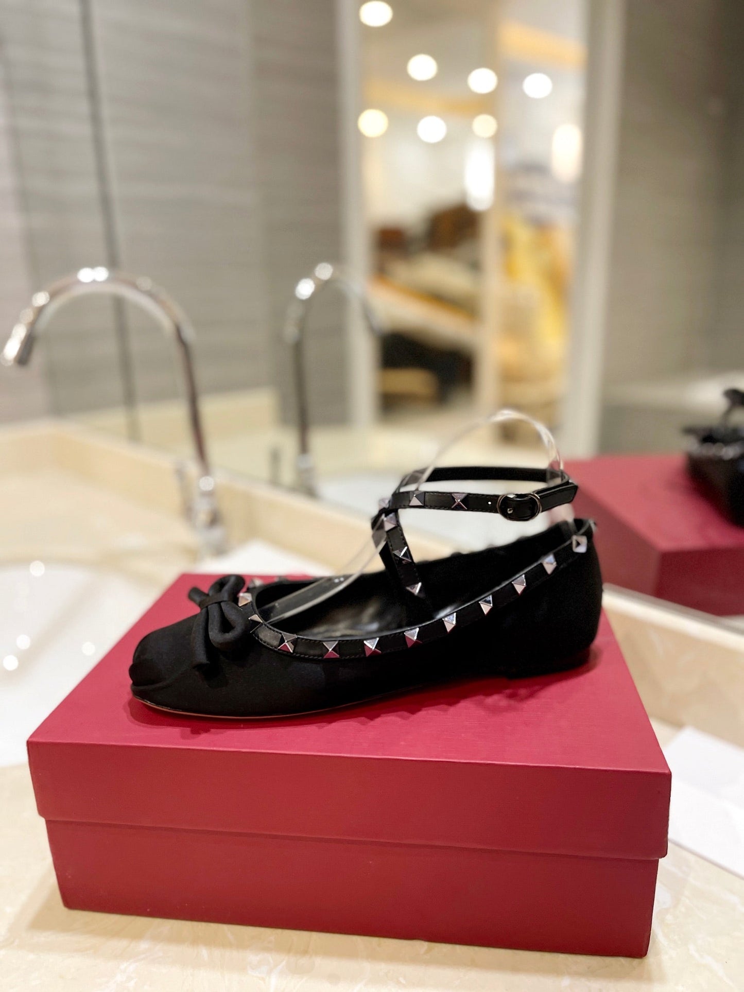 ROCKSTUD PATENT BLACK LEATHER BALLERINA