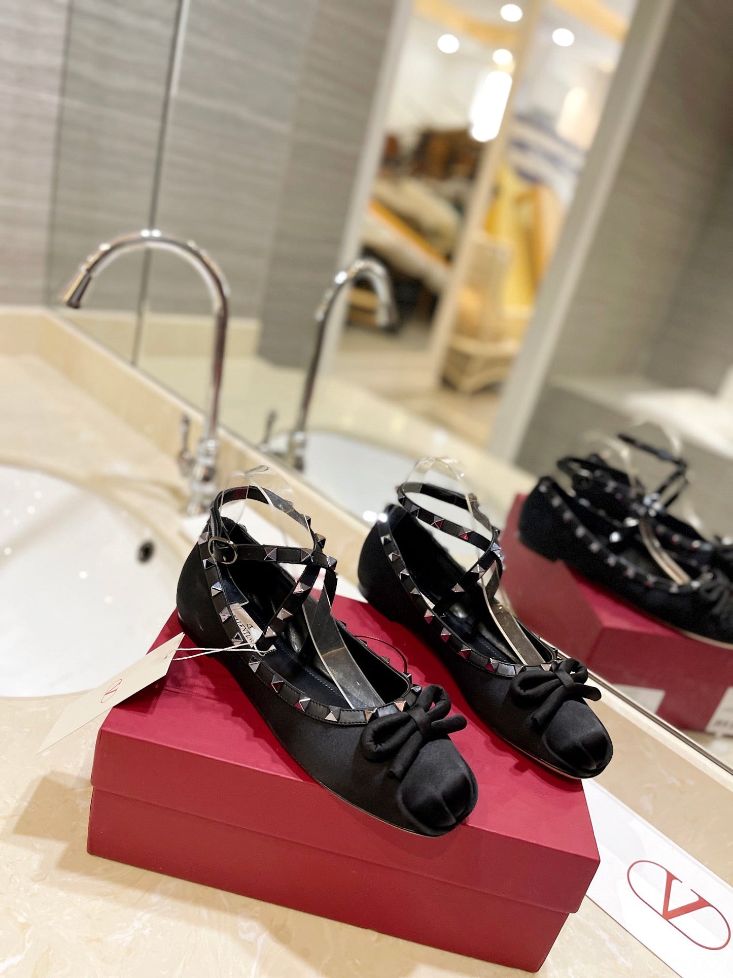 ROCKSTUD PATENT BLACK LEATHER BALLERINA