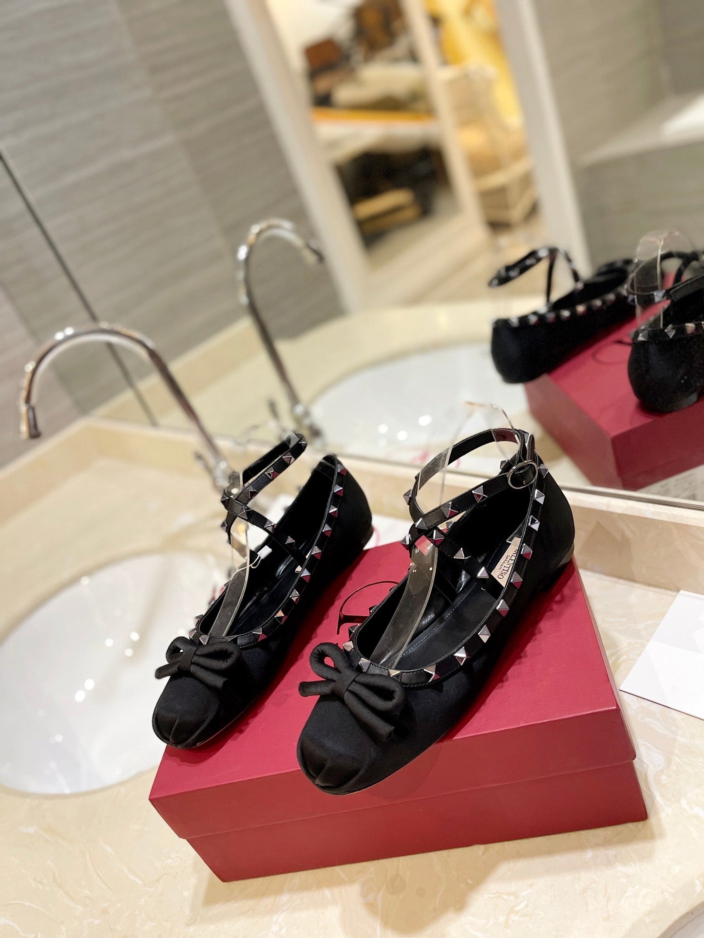 ROCKSTUD PATENT BLACK LEATHER BALLERINA