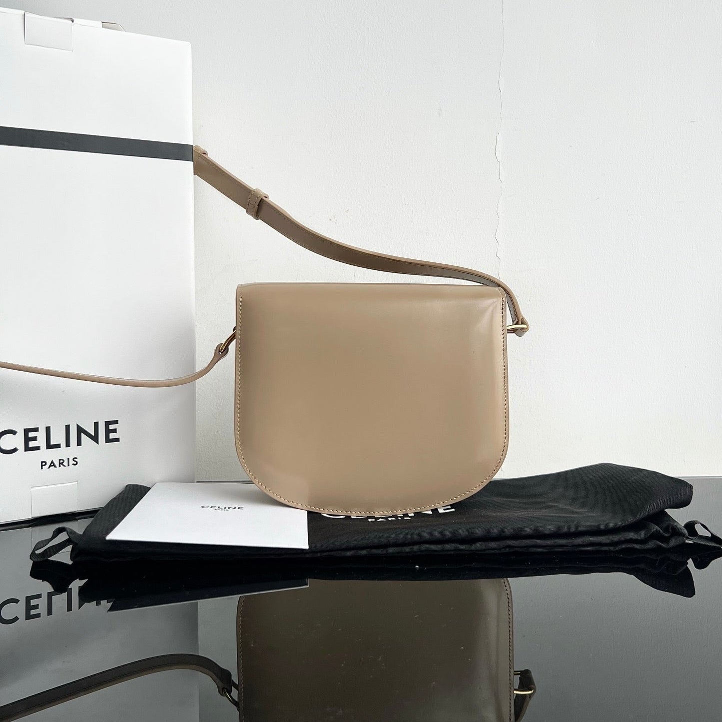 TRIOMPHE SHINY CALFSKIN HANDBAG 18 CREAM GREY