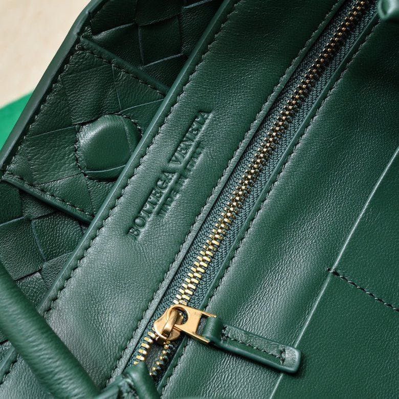 bv medium andiamo 32 dark green lambskin