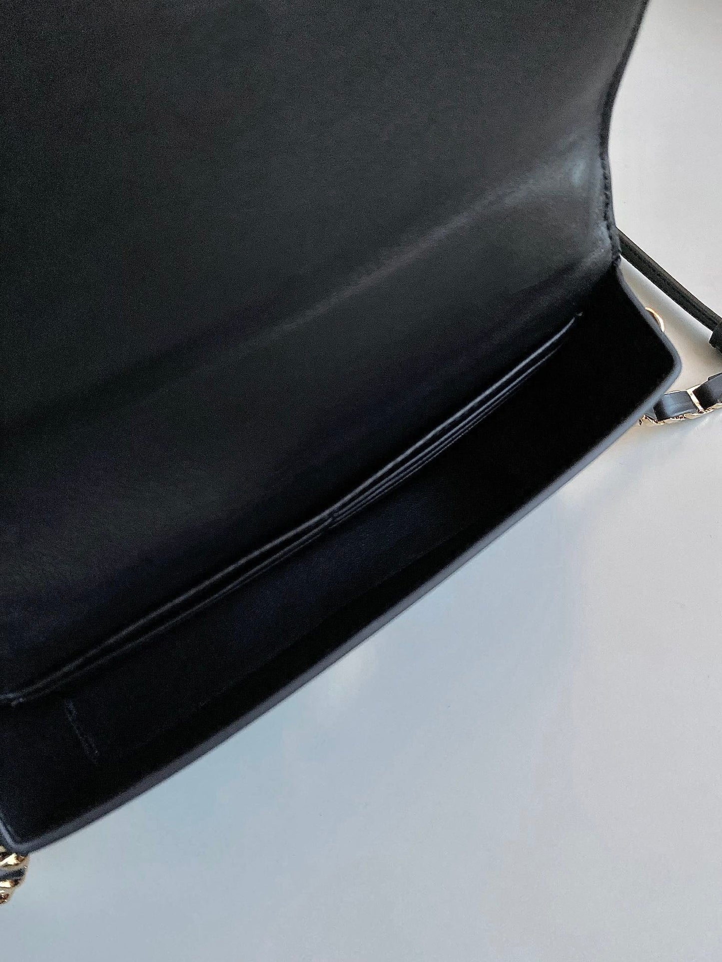 SIGNATURE CHAIN BAG 21 IN BLACK CALFSKIN