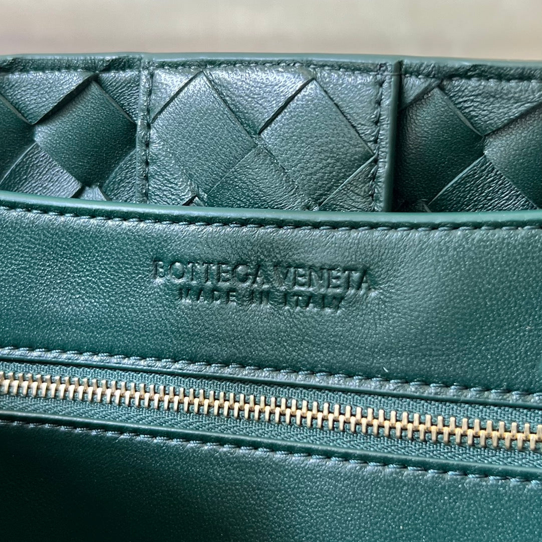 bv medium andiamo 32 castleton green lambskin