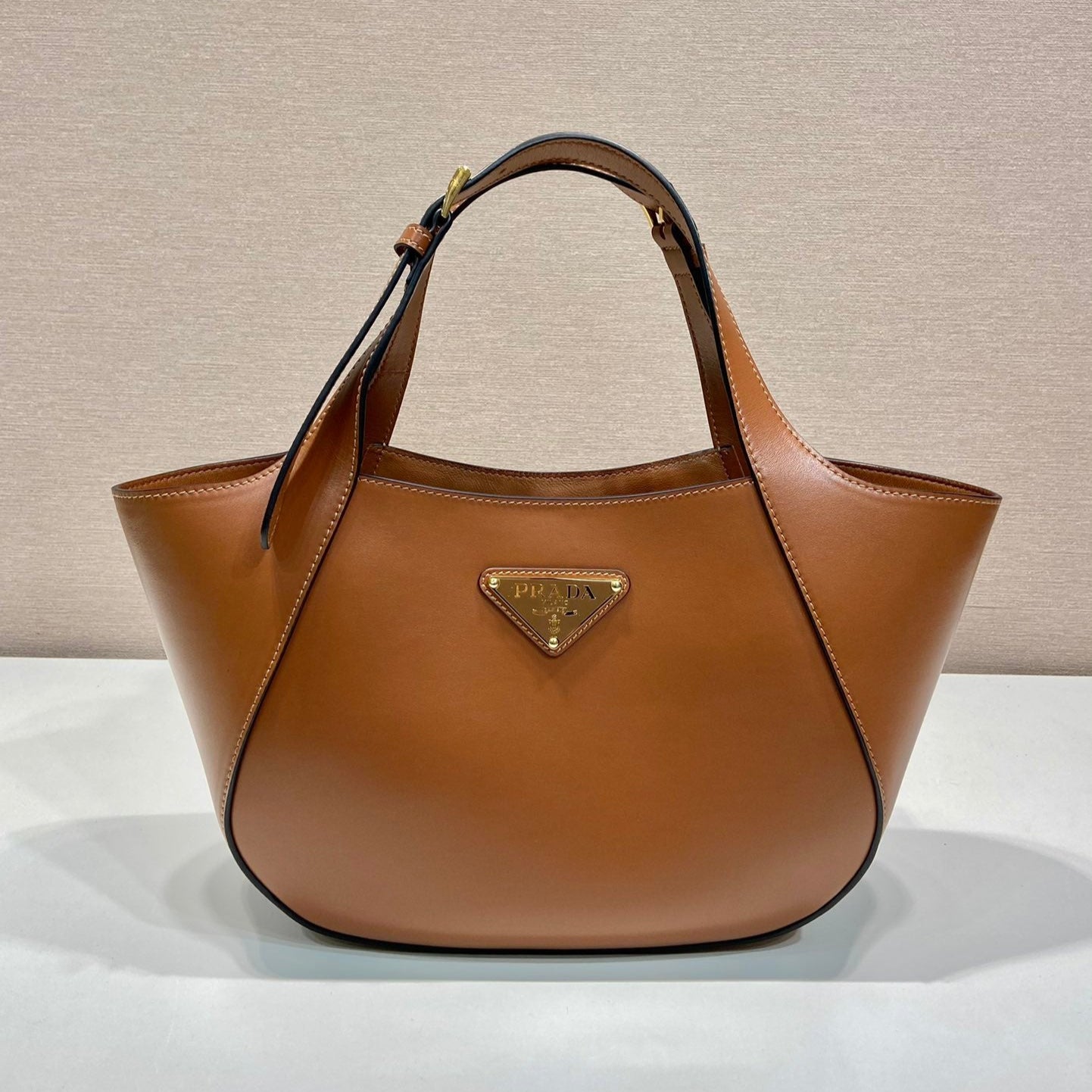 TOTE BAG 28 IN CINNAMON BROWN SHEEPSKIN GOLD LOGO