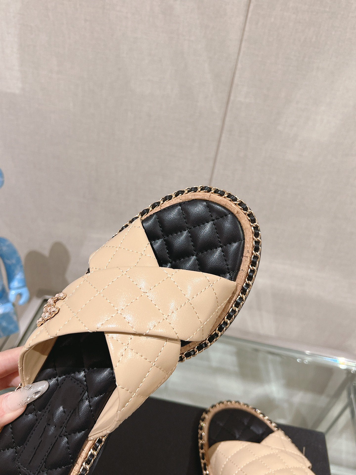 cross slippers 30 beige black quilted lambskin