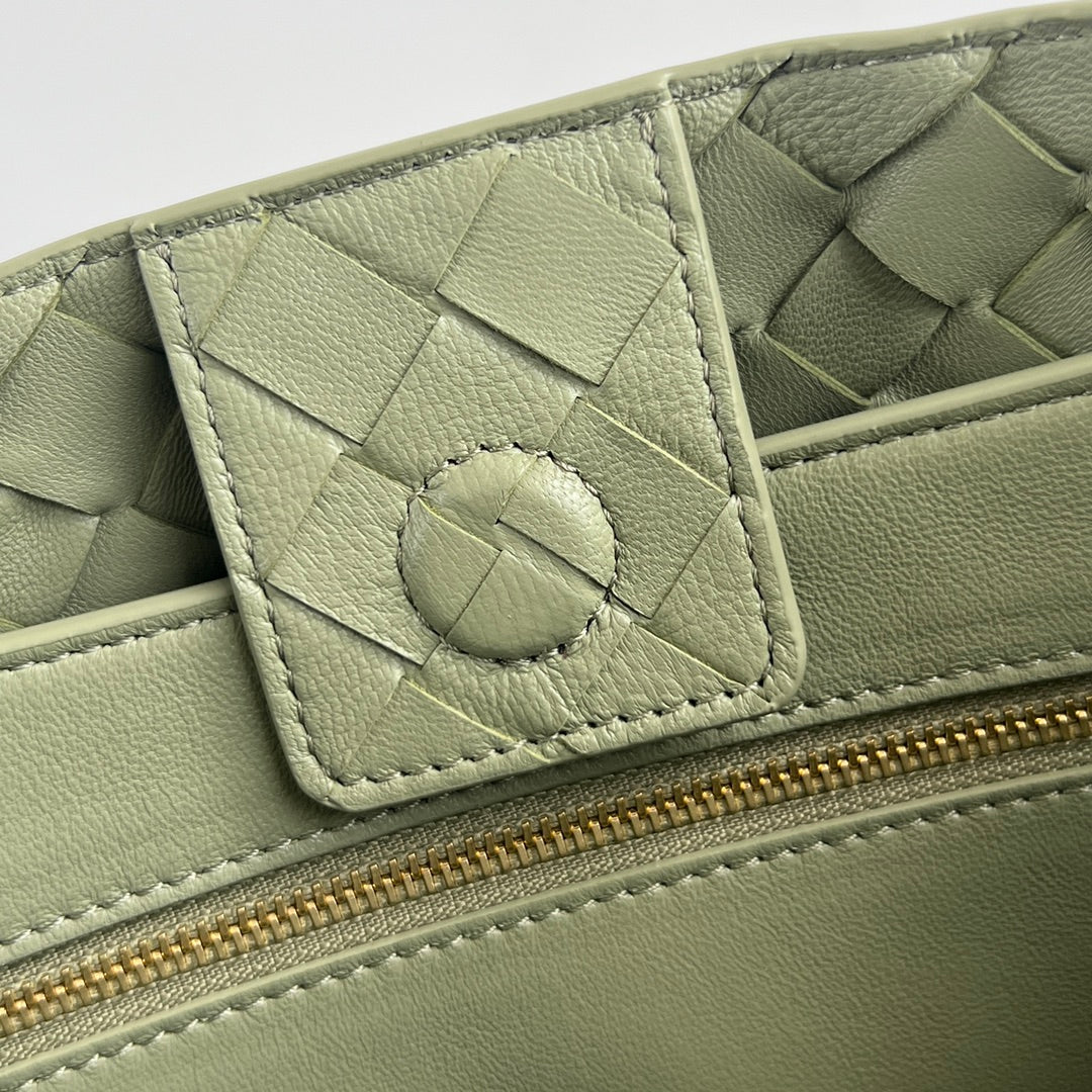 bv medium andiamo 32 light green lambskin