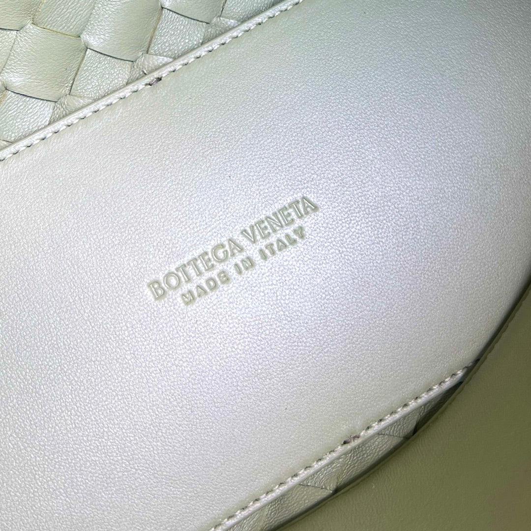 bv medium andiamo 32 light green lambskin