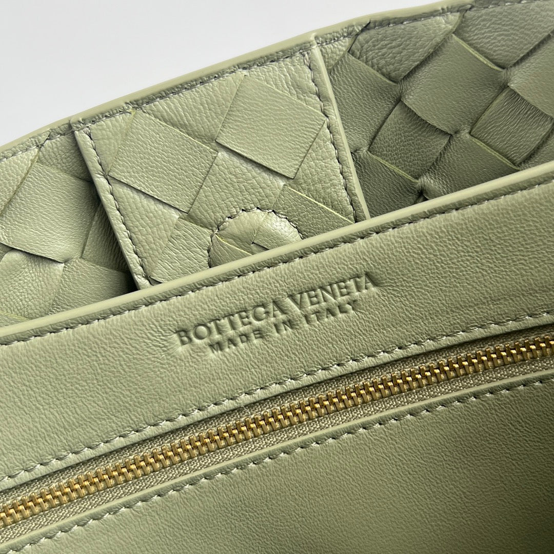 bv medium andiamo 32 light green lambskin