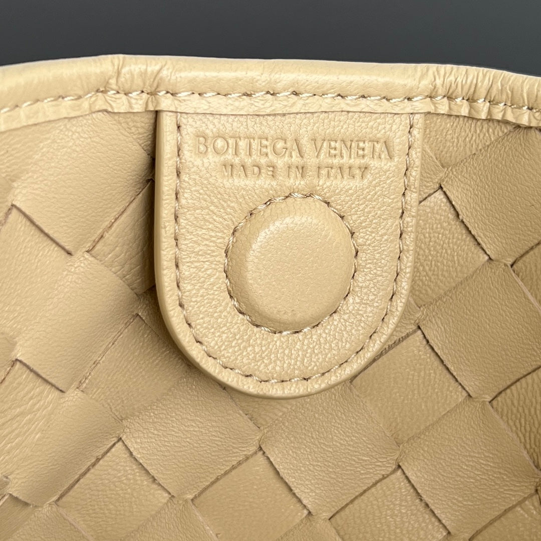 SARDINE 33 WITH CHAIN IN BEIGE LAMBSKIN