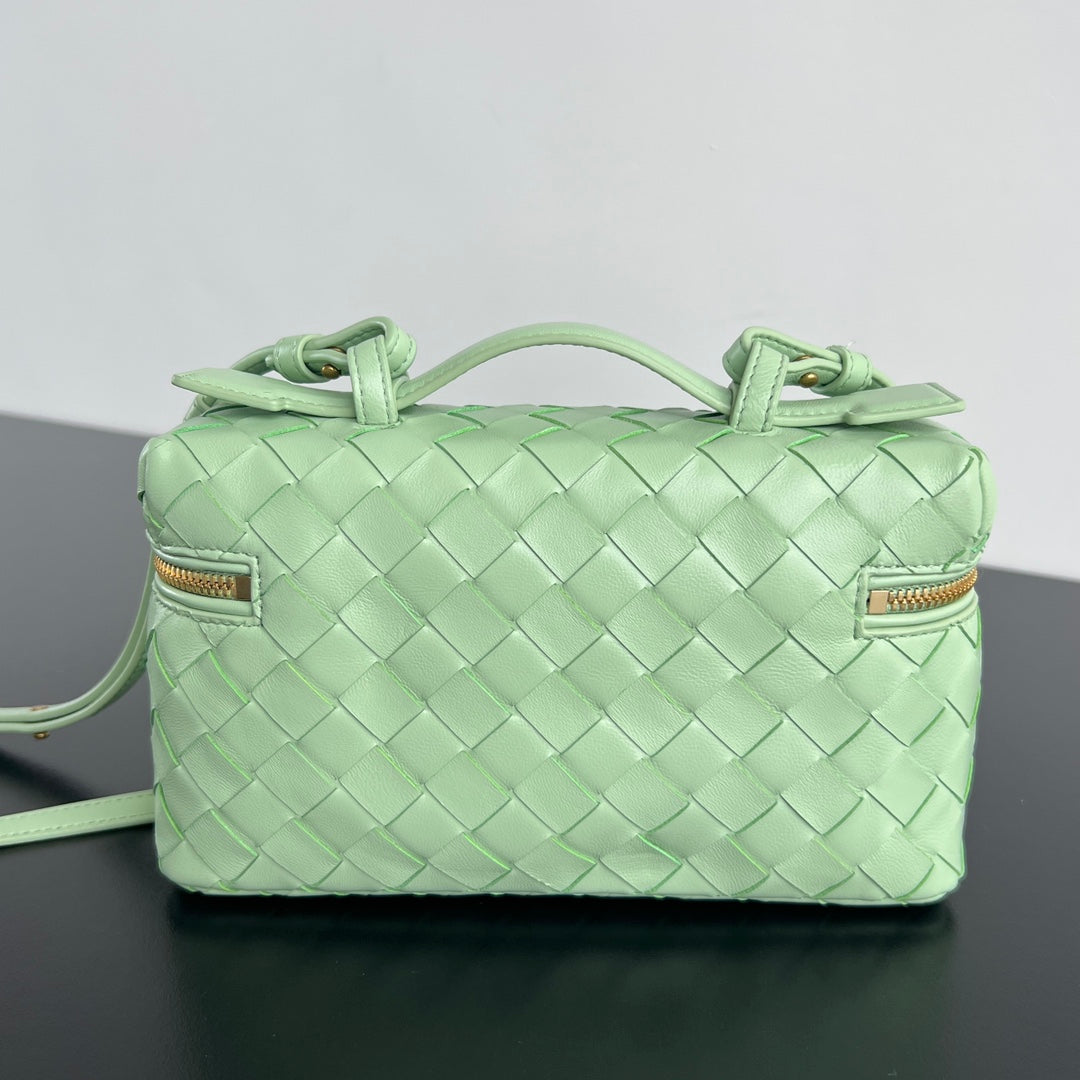 BANG BANG 22 VANITY CASE IN LIGHT GREEN CALFSKIN