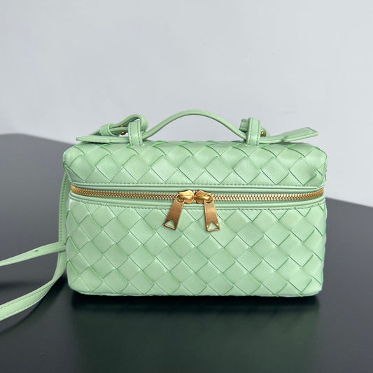 BANG BANG 22 VANITY CASE IN LIGHT GREEN CALFSKIN