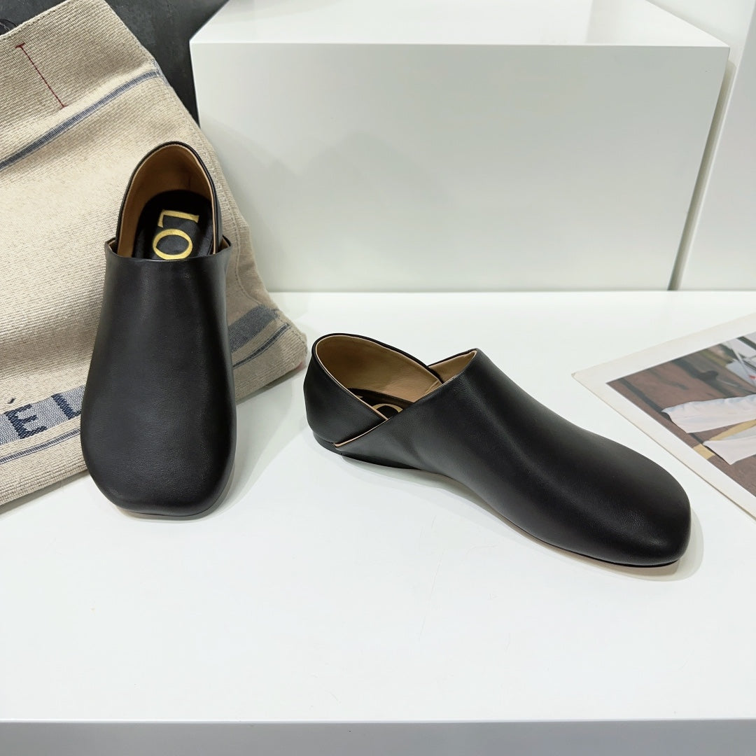 Toy slipper in black goatskin