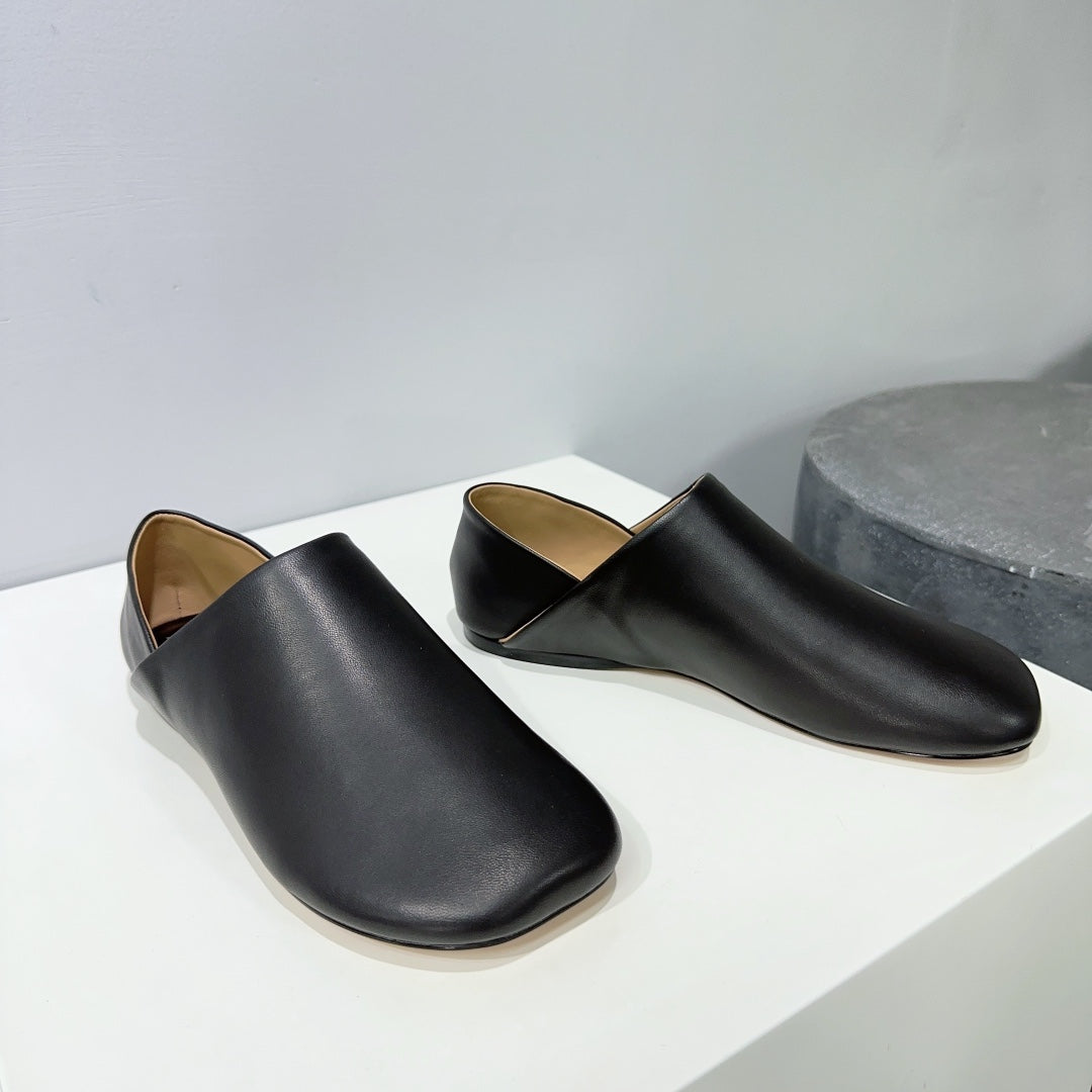 Toy slipper in black goatskin