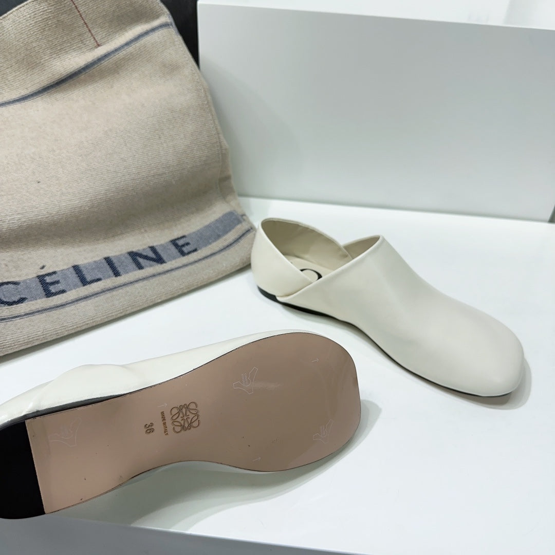 Toy slipper in white goatskin