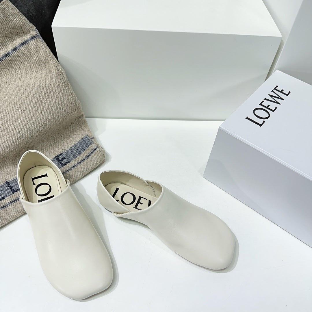 Toy slipper in white goatskin