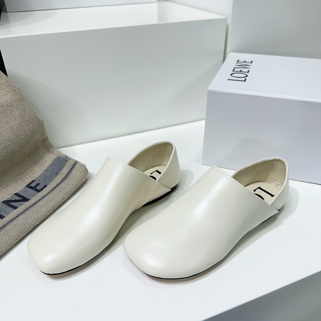 Toy slipper in white goatskin