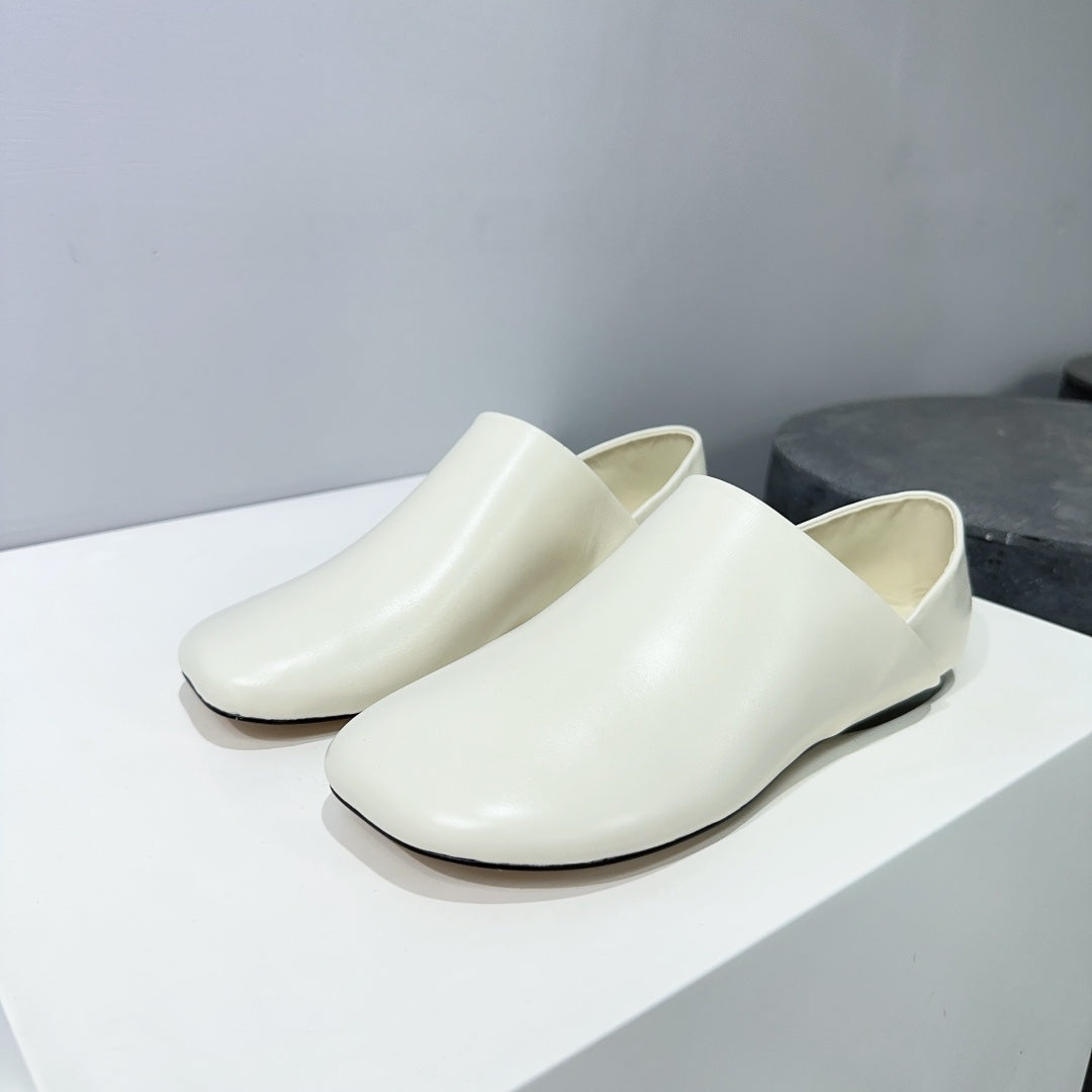 Toy slipper in white goatskin