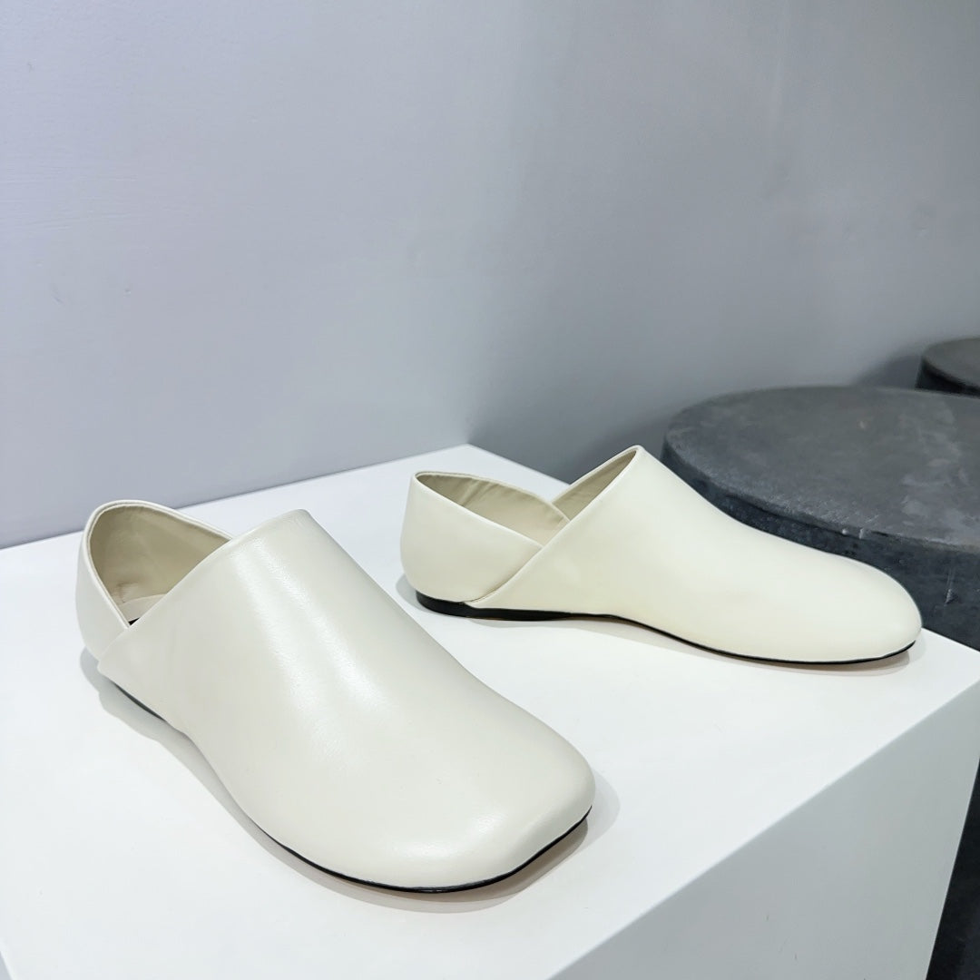 Toy slipper in white goatskin